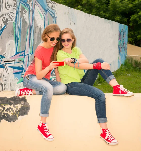Freundschaft, Technologie und Internetkonzept - zwei lächelnde Teenager Stockfoto