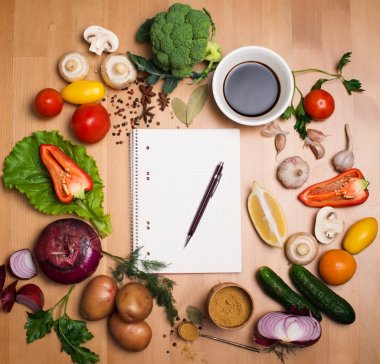 Taze organik sebze ve baharat bir ahşap arka plan ve P