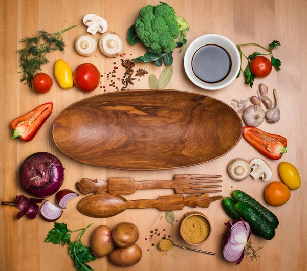Verse broccoli en fruit ingrediënten voor lekkere vegetarische c — Stockfoto
