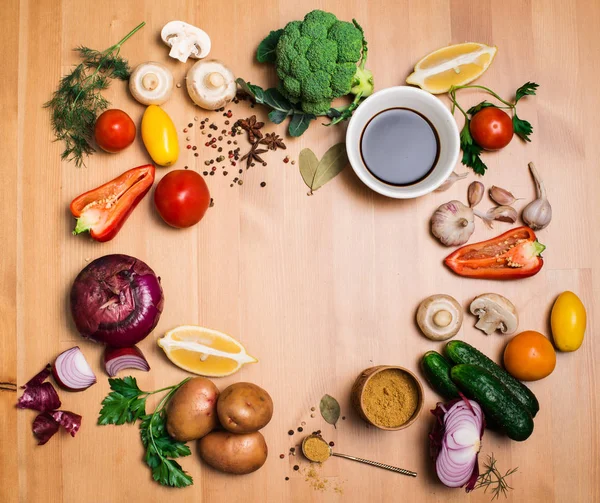 Kleurrijke salade ingrediënten op rustieke houten achtergrond met kopie — Stockfoto