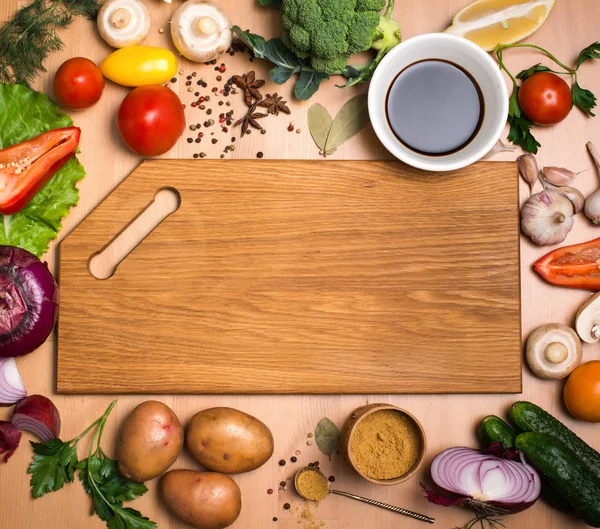 Planche à découper, légumes, herbes et épices. Ingrédient coloré — Photo