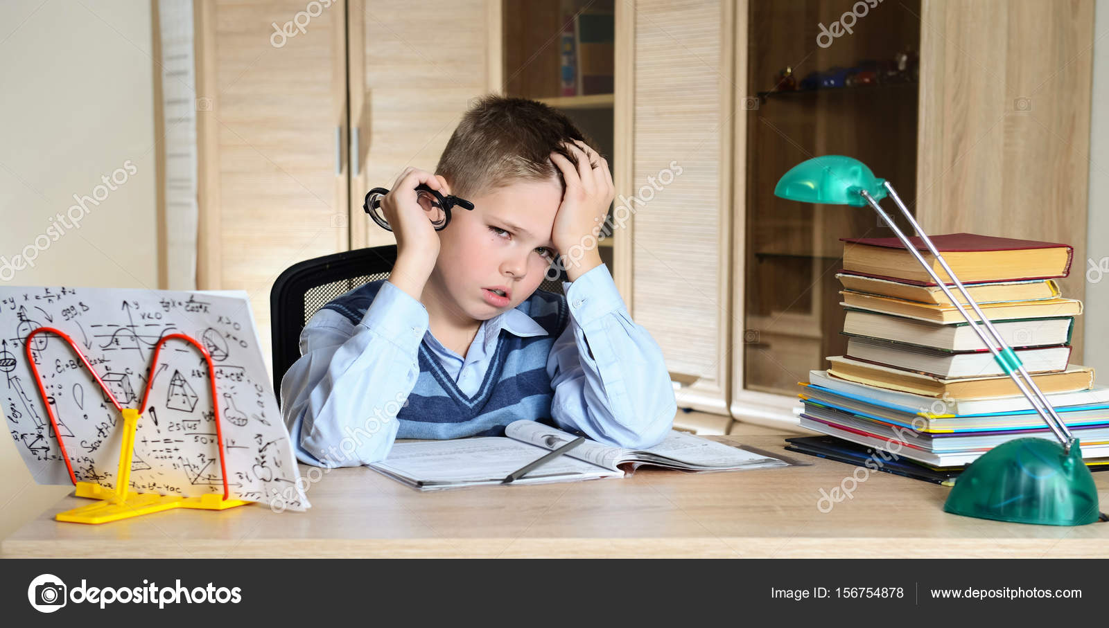 домашнее задание после школы. девочка готовится к урокам. школьник скучает на уроке. школьники подростки. прилежный ученик.