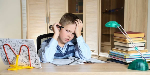 Rapaz cansado a fazer trabalhos de casa. Criança com dificuldades de aprendizagem. Rapaz... — Fotografia de Stock