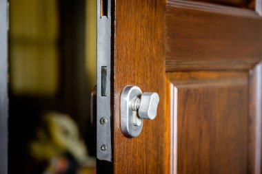 Kapı kilidi ahşap kapıya bağlı.
