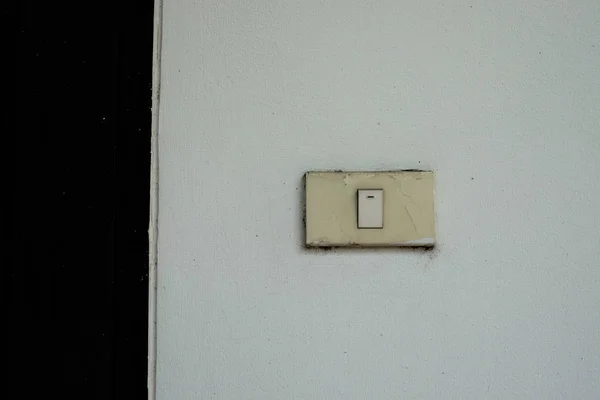 A fehér falon, régi villanyt — Stock Fotó