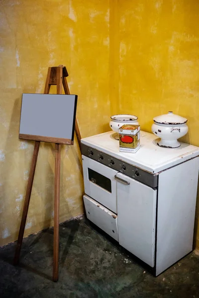 Antica decorazione della cucina con ceramiche e cornici fotografiche — Foto Stock