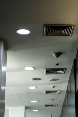 Binanın içinde endüstriyel havalandırma kanalları var.