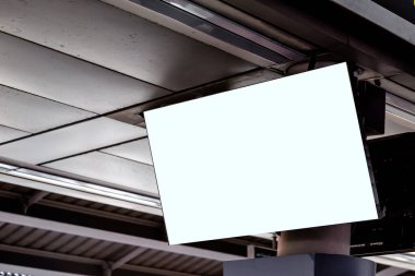 Reklam medyası ve eksileri için boş bir reklam panosu