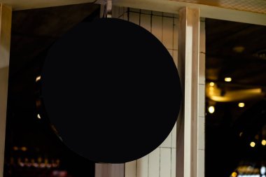 Mağazada üç farklı renkte boş tabela var.