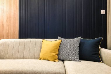 Dairenin içindeki basit modern oturma odası.