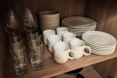 Seramik kaplar, tabaklar, kaseler, şarap kadehleri gibi mutfak gereçleri.