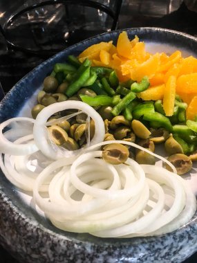 Salata sosları soğan, zeytin, dolmalık biber, portakal ve...