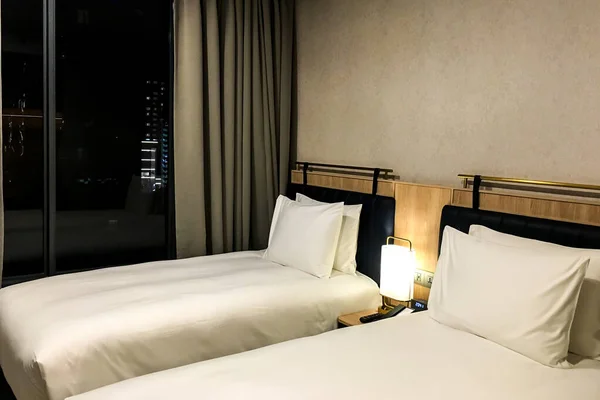 Camera da letto moderna con decorazioni di lusso nel centro di Bangko — Foto Stock