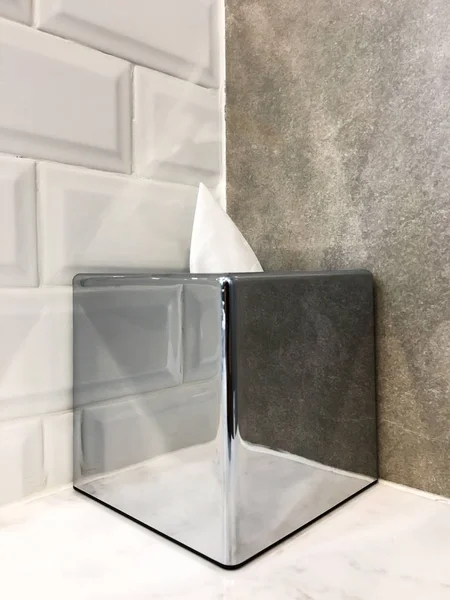 Una scatola di carta velina in alluminio posizionata simmetricamente — Foto Stock
