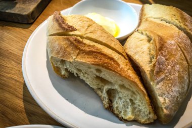 Ev yapımı tereyağlı ekmek dilimleri.