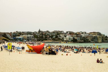 Sidney, Avustralya 'daki Bondi Plajı' nda turistler