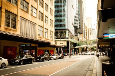 George Caddesi 'ndeki yol kenarındaki mağazaları da içeren bir fotoğraf. 