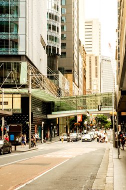 George Caddesi 'ndeki yol kenarındaki mağazaları da içeren bir fotoğraf. 