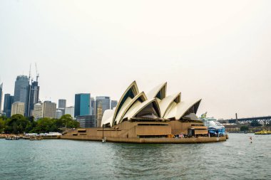 Sydney Limanı 'ndaki Opera binasının muhteşem manzarası.