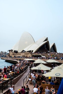 Sydney Limanı 'ndaki Opera binasının muhteşem manzarası.