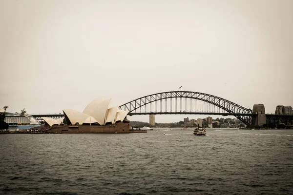 A perspective shot of the Harbour Bridge and the Opera House — Stock Photo, Image