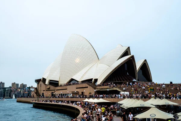 Spectacular view of the Opera House at Sydney Harbour — Stock Photo, Image