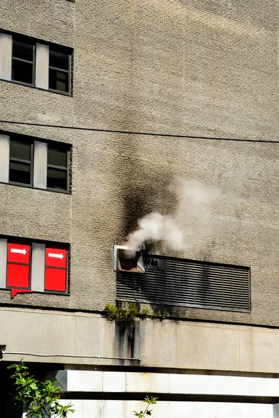 Un sistema de ventilación exterior venenoso edificio, liberando whi Fotos De Stock Sin Royalties Gratis