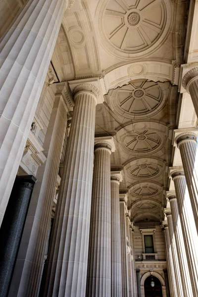 Dentro del Parlamento de Melbourne con columnas romanas Imágenes De Stock Sin Royalties Gratis