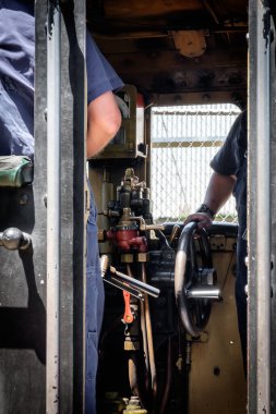 Geleneksel buhar makineli trenin sürüş mekanizması, buharlı trenin kokpitinin içi.