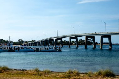 San Remo ile Phillip Adası arasında Melbourne, Avustralya 'daki rıhtımla bağlantılı olan San Remo köprüsü.