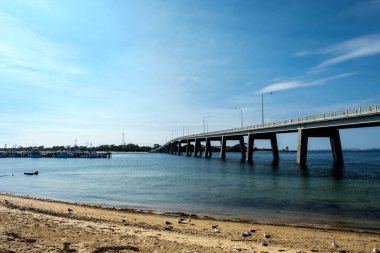 San Remo ve Phillip Adası arasında Melbourne, Avustralya 'daki rıhtım ile bağlantılı olan San Remo köprüsü perspektifi