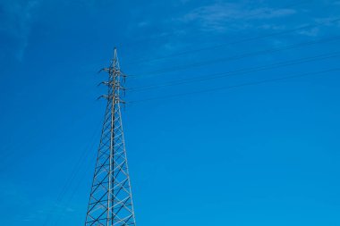 Bir adaya yüksek voltajlı elektrik direği monte edildi ve San Remo plajı yakınındaki şanzıman hattına bağlandı.