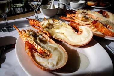 Çin usulü buğulanmış bir ıstakoz iyi bir yemek masasında hazırlanır ve servis edilir.