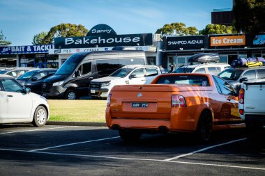Melbourne, Avustralya - 02 Ocak 2020: San Remo plajı yakınlarındaki Holden Magnum SV6 'nın arka görüntüsü, General Motor, Holden markasının Avustralya ve Yeni Zelanda' daki üretimini ve pazarlamasını sonlandırdı.