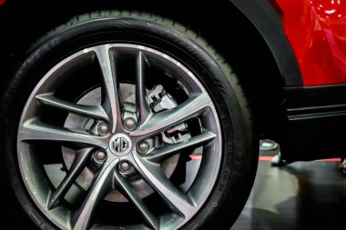 Bangkok, Tayland - 1 Aralık 2019: Tayland Uluslararası Motor Fuarı 2019 'da MG HS vitrininin 45 santimlik çarkı