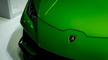 Bangkok, Tayland - 1 Aralık 2019: Impact Challenger Hall 2019 Tayland Uluslararası Motor Fuarı 'nda güzel yeşil Lamborghini Huracan Evo vitrini