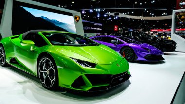 Bangkok, Tayland - 1 Aralık 2019: Impact Challenger Hall 2019 Tayland Uluslararası Motor Fuarı 'nda güzel yeşil Lamborghini Huracan Evo vitrini
