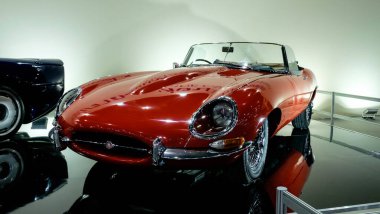 Bangkok, Tayland - 1 Aralık 2019 Tayland Uluslararası Otomobil Fuarı 'nda yapılan klasik kırmızı Jaguar E-Type gösterisi.