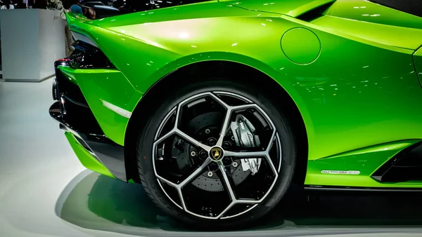 Bangkok, Tayland - 1 Aralık 2019: Impact Challenger Hall 2019 Tayland Uluslararası Motor Fuarı 'nda güzel yeşil Lamborghini Huracan Evo vitrini