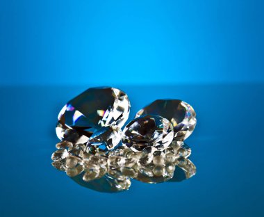 Mavi arkaplanda elmaslar