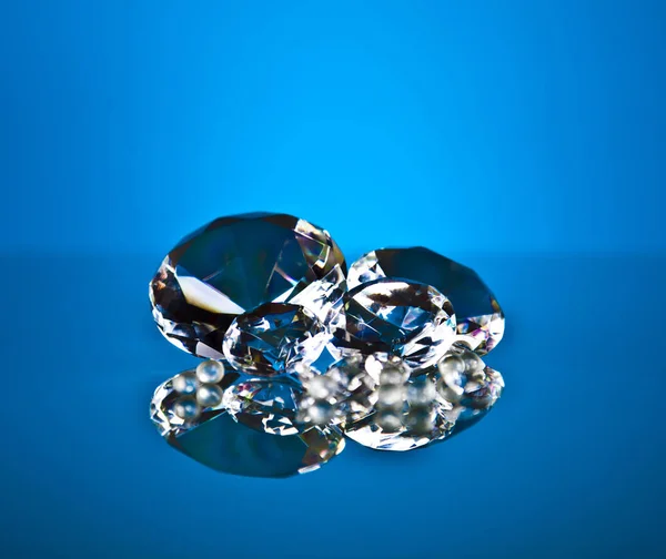 Diamenty na niebieskim tle — Zdjęcie stockowe