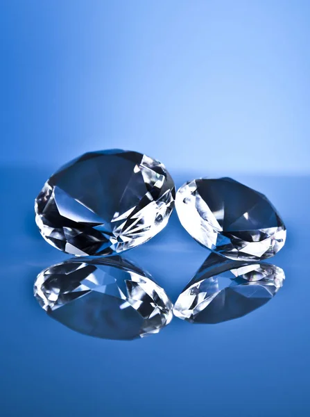 Diamantes no fundo azul — Fotografia de Stock