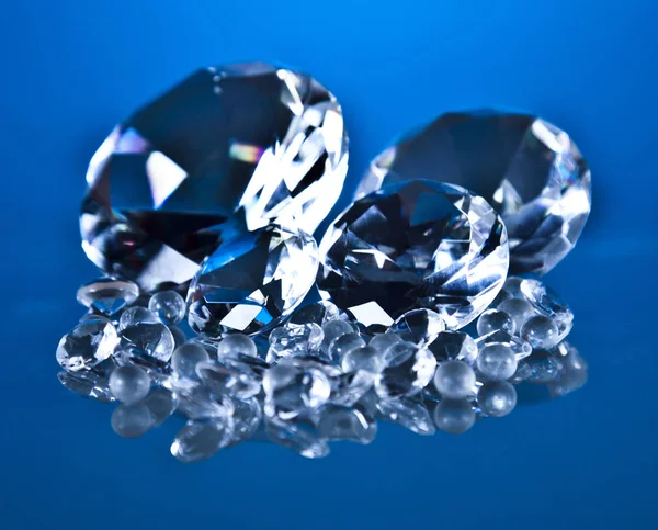 Діаманти на синьому фоні — стокове фото