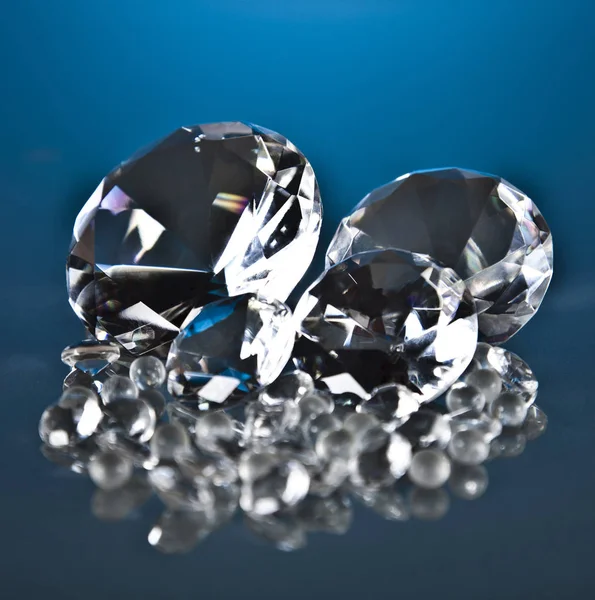 Diamantes no fundo azul — Fotografia de Stock