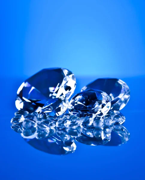 Diamantes no fundo azul — Fotografia de Stock