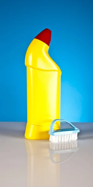 Reinigungsprodukte auf blauem Hintergrund — Stockfoto