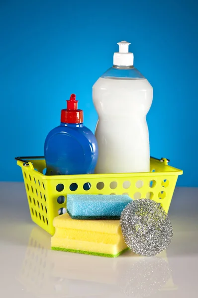 Productos de limpieza sobre fondo azul —  Fotos de Stock