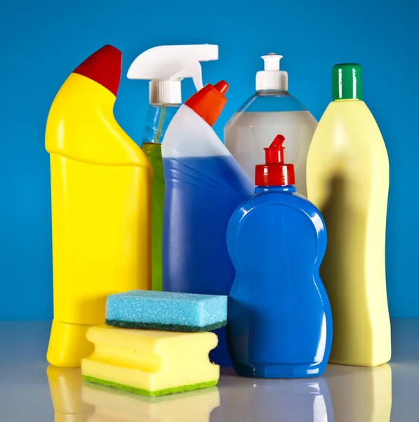 Produkty czyszczące na niebieskim tle — Zdjęcie stockowe