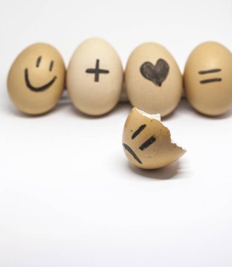 Beyaz arka plan üzerinde yumurta kabukları tarafından yazıldı kırık kalp hikayesi