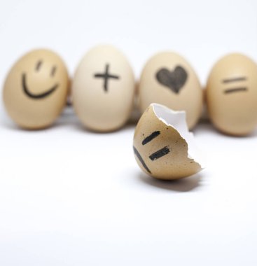 Beyaz arka plan üzerinde yumurta kabukları tarafından yazıldı kırık kalp hikayesi